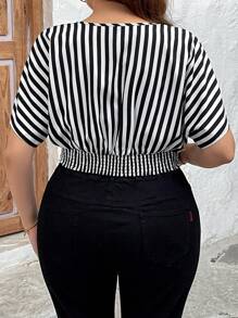 SHEIN Clasi Áo sơ mi đen trắng thời trang công sở thanh lịch dành cho nữ, đa năng, bán chạy nhất, vải sọc, thiết kế đơn giản, xếp ly sau lưng, cỡ lớn, phù hợp cho mùa xuân, hè, thu - Đen và trắng - Xem 2