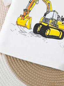 SHEIN 2 件装幼儿男童休闲卡通挖掘机印花上衣和破洞松紧腰洗水牛仔短裤套装，舒适日常穿着新品 2025 年