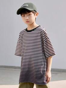 Tween Boy Energy-Filled Drop Shoulder Casual Striped T-shirt. Ideaal voor kinderen om te dragen tijdens het wandelen in het park, spelen, op school, bijeenkomsten, picknicks - comfortabel en ontspannen.