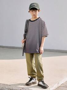 Tween Boy Energy-Filled Drop Shoulder Casual Striped T-shirt. Ideaal voor kinderen om te dragen tijdens het wandelen in het park, spelen, op school, bijeenkomsten, picknicks - comfortabel en ontspannen.