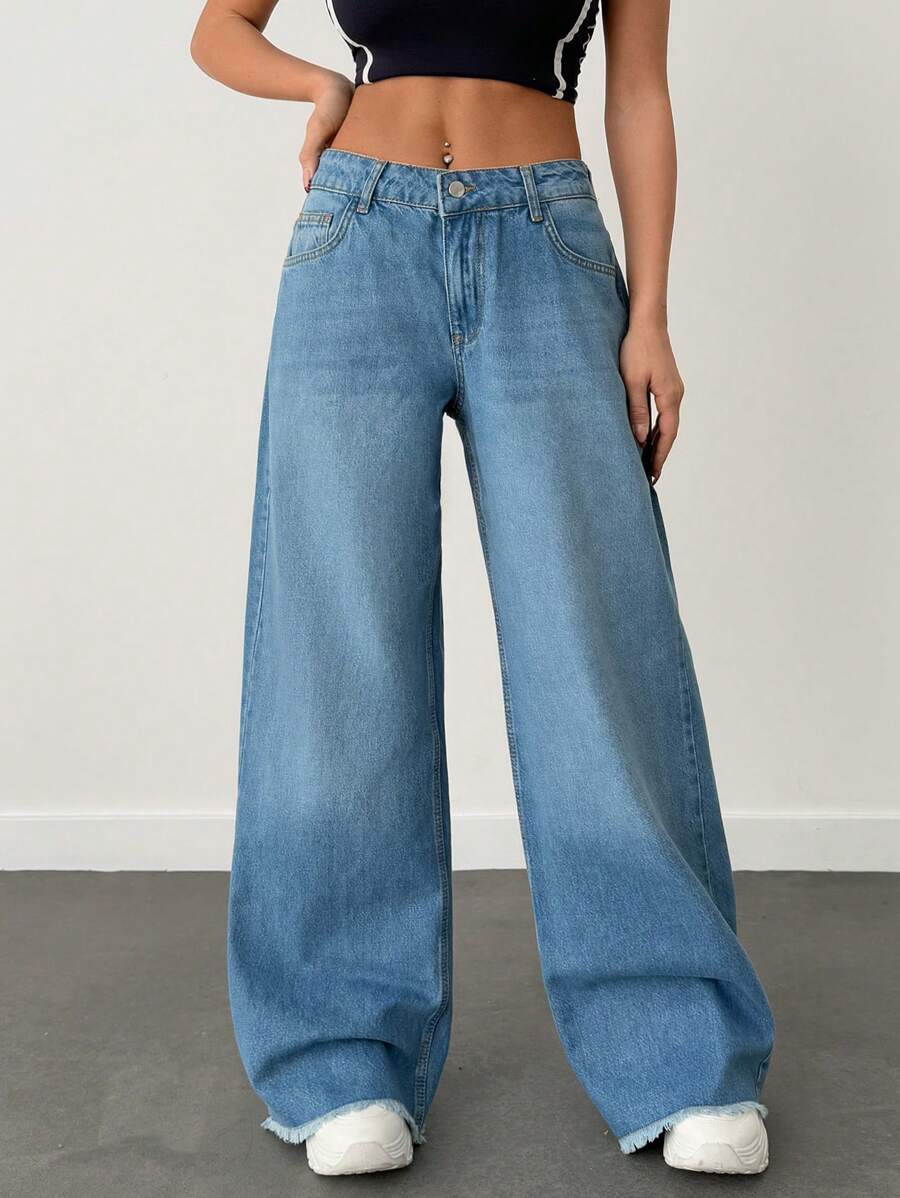 RueChic LOW WAIST WIDELEG RAW EDGE DETAIL AND CUTLINE ON SIDE SEAM - Light Wash - View 1
