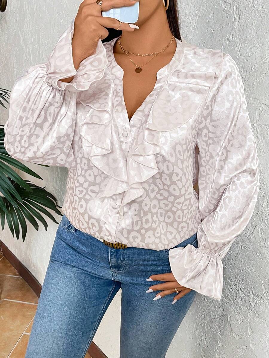 SHEIN VCAY 大码荷叶边豹纹衬衫情人节做我的爱人/情人可爱上衣女士优雅服装春季服装情人节浪漫约会高领长袖女士优雅服装 - 杏色 - 查看 1