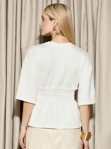 AiiRZ 弹力褶皱紧身胸衣 T 恤，带荷叶边下摆荷叶边设计，优雅短袖半正式夏季上衣，带松紧腰带细节 - 白色 - 查看 2