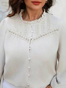 SHEIN Clasi Blusa de manga larga con cuello de volantes, panel de encaje de contraste y unicolor para mujeres de tallas grandes