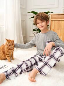 SHEIN Tween Boy Urban Casual Plaid Pattern Straight Pajama Pants And Round Neck Long Sleeve Pocket Graphic T-Shirt Loose Comfortable 2 Pieces Sleepwear Set - Grey - View 4