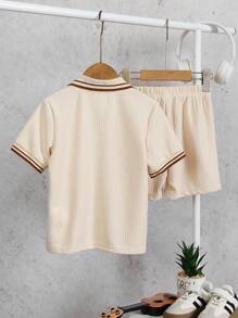 SHEIN Vintaside Kids 2件套男童纹理Polo领衬衫和裤子。撞色Polo领带来层次感，做工精细，全新设计简约时尚，展现男童的个性魅力，适合日常休闲和上学场合，满足4-7岁儿童夏季度假、旅行、放松、日光浴的需求。 - 杏色 - 查看 2