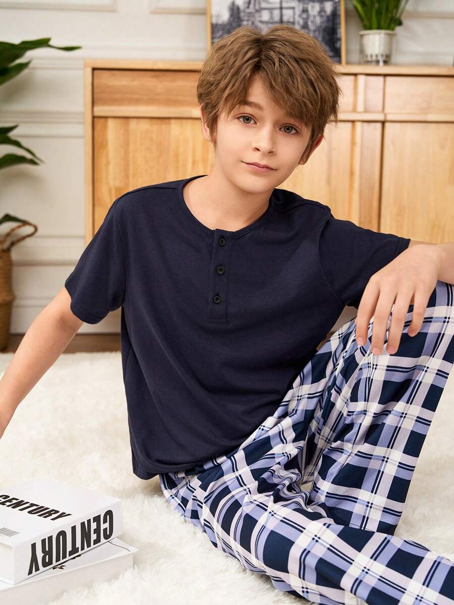 SHEIN Tween Jungen Urban Lässig Set aus Rundhals-Langarmshirt mit halbem Patte und karierter Schlafanzughose, 2 Stücke