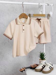 SHEIN Vintaside Kids 2件套男童纹理Polo领衬衫和裤子。撞色Polo领带来层次感，做工精细，全新设计简约时尚，展现男童的个性魅力，适合日常休闲和上学场合，满足4-7岁儿童夏季度假、旅行、放松、日光浴的需求。 - 杏色 - 查看 7