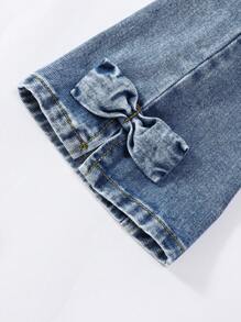 年轻女孩的破洞洗水牛仔喇叭裤配蝴蝶结装饰，时尚年轻女孩 - 淺色水洗藍 - 查看 3