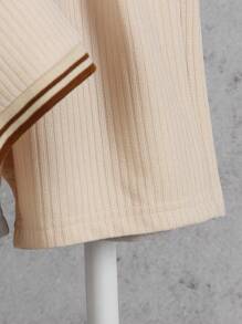 SHEIN Vintaside Kids 2件套男童纹理Polo领衬衫和裤子。撞色Polo领带来层次感，做工精细，全新设计简约时尚，展现男童的个性魅力，适合日常休闲和上学场合，满足4-7岁儿童夏季度假、旅行、放松、日光浴的需求。 - 杏色 - 查看 6