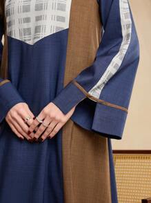 Al Najma رمضان فستان ماكسي أنيق على طراز دبي ذو طابع جنوب شرق آسيوي أنيق وبسيط، بياقة واقفة وأكمام طويلة مع تصميم ألوان متباينة، مناسب للاستخدام في العطلات وكافتان وجلابية - الأزرق - مشاهدة 3