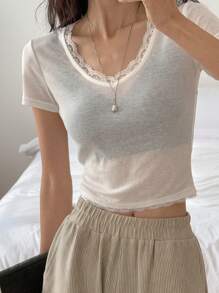 DAZY 女式蕾丝拼布 V 领长袖修身 T 恤、短款上衣