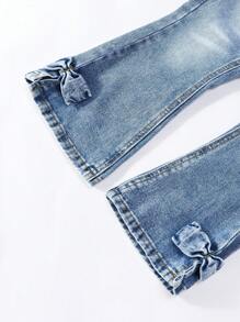 年轻女孩的破洞洗水牛仔喇叭裤配蝴蝶结装饰，时尚年轻女孩 - 淺色水洗藍 - 查看 7