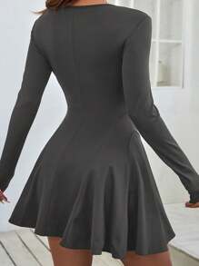 SHEIN VCAY Vestido Curto Simples e Casual de Manga Longa, Gola Redonda, em Cor Sólida, Plus Size - Cinza - Visão 2