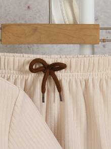 SHEIN Vintaside Kids 2件套男童纹理Polo领衬衫和裤子。撞色Polo领带来层次感，做工精细，全新设计简约时尚，展现男童的个性魅力，适合日常休闲和上学场合，满足4-7岁儿童夏季度假、旅行、放松、日光浴的需求。 - 杏色 - 查看 5