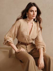 Anewsta 宽松半透明 V 领刺绣长袖衬衫，饰有彩色亮片细节，彰显女性优雅的办公室风格 - 香檳色 - 查看 3