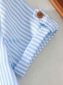 Conjunto de camisa de manga corta a rayas y bermudas casuales para niño en verano