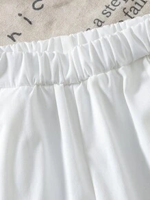 Conjunto de camisa de manga corta a rayas y bermudas casuales para niño en verano