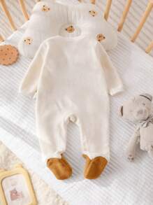 SHEIN 新生男婴秋冬可爱卡通刺绣 3D 耳朵装饰前按扣羊毛连脚睡衣连体衣 - 彩色 - 查看 2