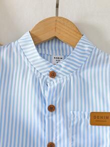 Conjunto de camisa de manga corta a rayas y bermudas casuales para niño en verano