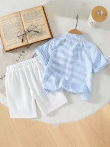 Conjunto de camisa de manga corta a rayas y bermudas casuales para niño en verano