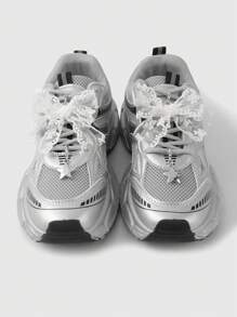 ROMWE Kawaii 4 sztuki/zestaw Elegancki minimalistyczny wszechstronny bardzo atrakcyjny biały siateczkowy haftowany koronkowy kokardka dekoracja CCB Star klipsy do butów kombinacja akcesoriów, odpowiedni dla kobiet i dziewcząt, prezent świąteczny