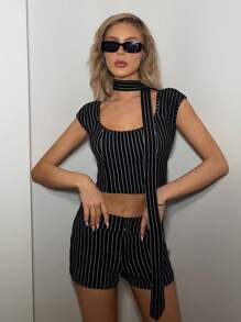 SHEIN ICON Frühlings- und Sommer-Bürooutfit für Frauen, gestreiftes Kurzarm-T-Shirt kombiniert mit Shorts mit niedriger Taille und abnehmbarem Schal-Set - Schwarz - Übersicht 3