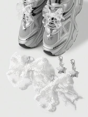 Kawaii Set de 4 piezas de clips decorativos para zapatos con diseño de lazo, encaje bordado y estrellas de CCB en color blanco minimalista y versátil, ideal para mujeres y niñas, regalo navideño