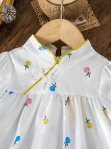 SHEIN Baby Girls' Fresh & Sweet Floral Pattern White Jacquard Sateen Stand Collar A-Line Puff Sleeve Dress With Hidden Zipper, Classic Chinese Style For Spring/Summer