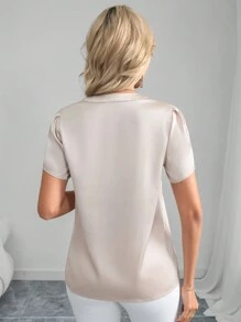SHEIN Clasi 米色女款老錢風優雅緞面襯衫，夏季花瓣袖V領上衣，適合辦公室、度假、婚禮賓客、伴娘、畢業典禮、派對與海灘 - 杏色 - 查看 3
