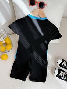 SHEIN Little Byeori 2 件装年轻男孩度假休闲卡通图案拼色短裤和短袖泳衣套装，适合海滩、冲浪、游泳、海滩度假、春夏季 - 黑色 - 查看 3