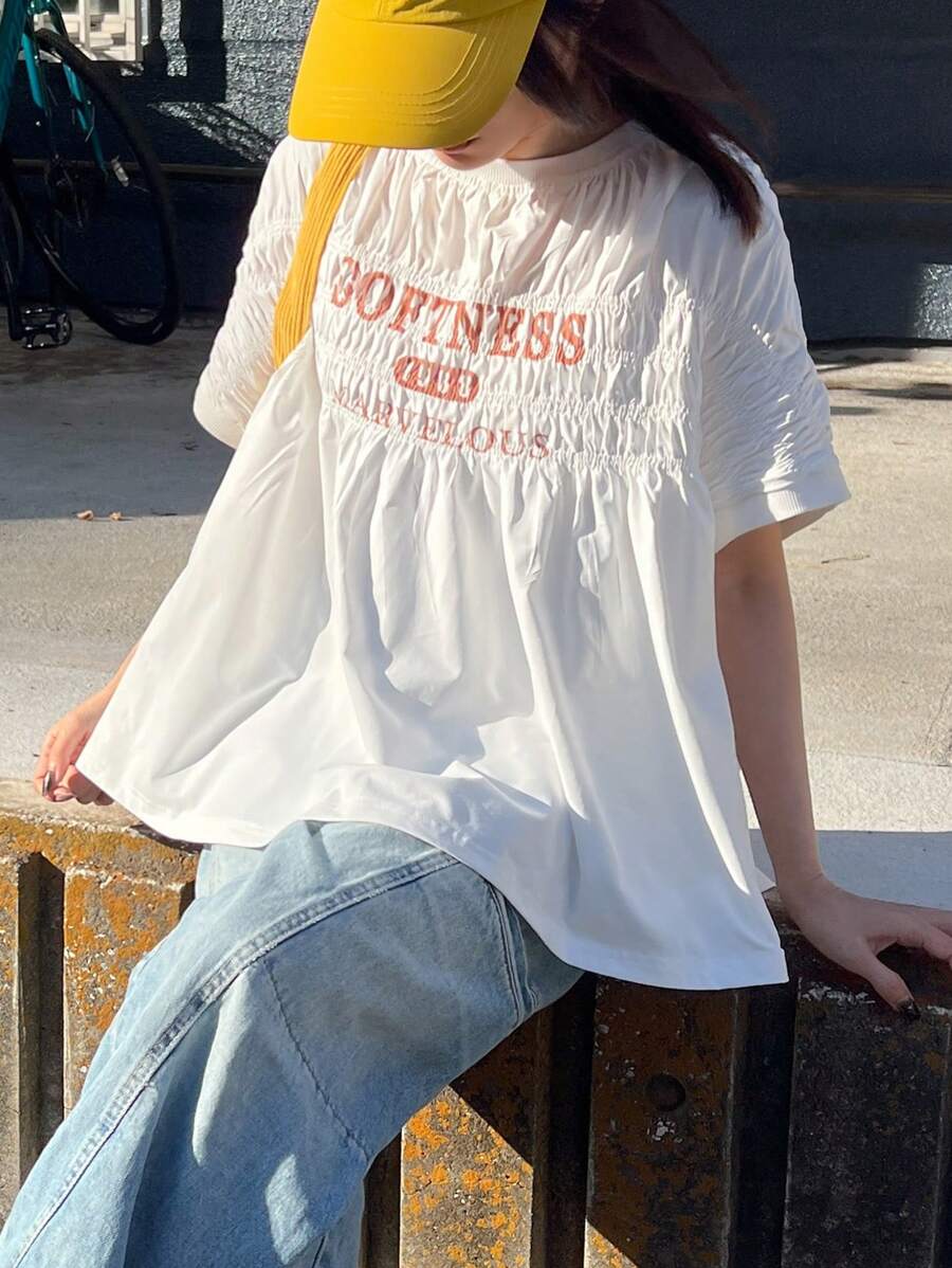 FRIFUL Damen T-Shirt mit Buchstaben-Muster und Raffung Design, lässiges Sommer Top, süße Oberteile, bedrucktes T-Shirt