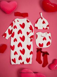 Cozy Pixies Set de 5 piezas suave y cómodo para el Día de San Valentín que incluye: 1 gorro, 1 babero, 1 diadema, 1 pieza de calcetines y 1 saco de dormir con diseño de corazón rojo para bebé - Rojo y blanco - Ver 2