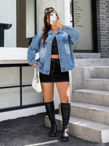 SHEIN EZwear Chaqueta vaquera de bolsillo de carga de un solo botonadura de manga larga y hombros caídos para mujer de talla grande