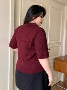 Dazy Plus 大码中国新年 - 合身勃艮第色罗纹 Polo 领短袖针织上衣，春夏 - 酒紅色 - 查看 2