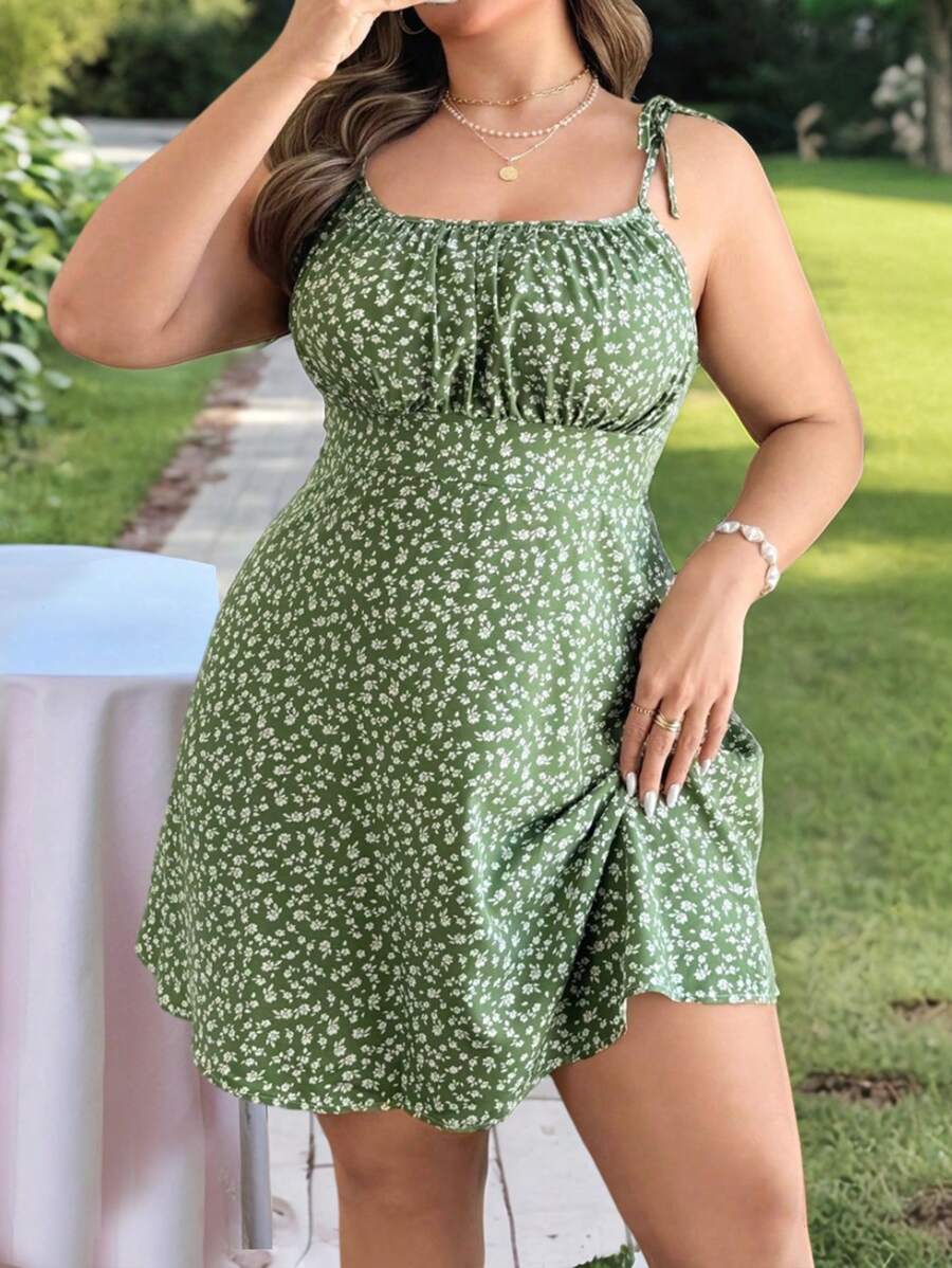 SHEIN LUNE Plus Size Women's Spaghetti Strap Bowknot Drawstring Front Pleated Ditsy Floral A-Line Dress - Green - View 1