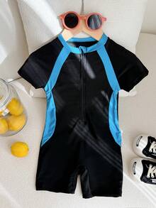 SHEIN Little Byeori 2 件装年轻男孩度假休闲卡通图案拼色短裤和短袖泳衣套装，适合海滩、冲浪、游泳、海滩度假、春夏季 - 黑色 - 查看 2