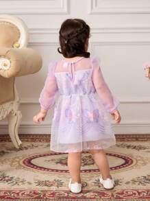 Vestido elegante, dulce y lujoso para niña bebé con bordado de mariposa púrpura, manga abullonada y capa de tul morado. Diseñado con un estilo sofisticado y glamoroso, el vestido presenta un delicado bordado de mariposa y una tela de tul púrpura soñadora como superposición. - Morado - Ver 2