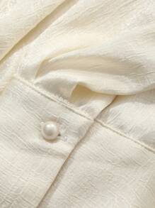 DAZY Conjunto de 2 piezas para mujer: blusa con cuello alto y hombros fruncidos, y falda con volantes