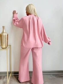 SHEIN SXY Conjunto de dos piezas de pantalón y blusa con mangas abullonadas y plisado en rosa para mujer talla grande, adecuado para uso diario, vacaciones, playa, fiestas, citas, cumpleaños, despedida de soltera, baile, citas en pareja, elegante, casual, compras, calle, exterior, coqueto, fácil de combinar y estiliza la figura