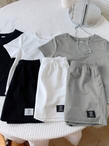 SHEIN 3 件套年轻男孩夏季服装 - 舒适休闲风格金属链装饰圆领短袖 T 恤和短裤 2 件套，超值多件装适合户外、街头、派对、休闲 - 灰色 - 查看 3