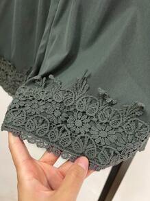 SHEIN LUNE Plus Size Floral Hem Patchwork Loose Casual Shorts For Outing, Party, Vacation - Army Green - View 1