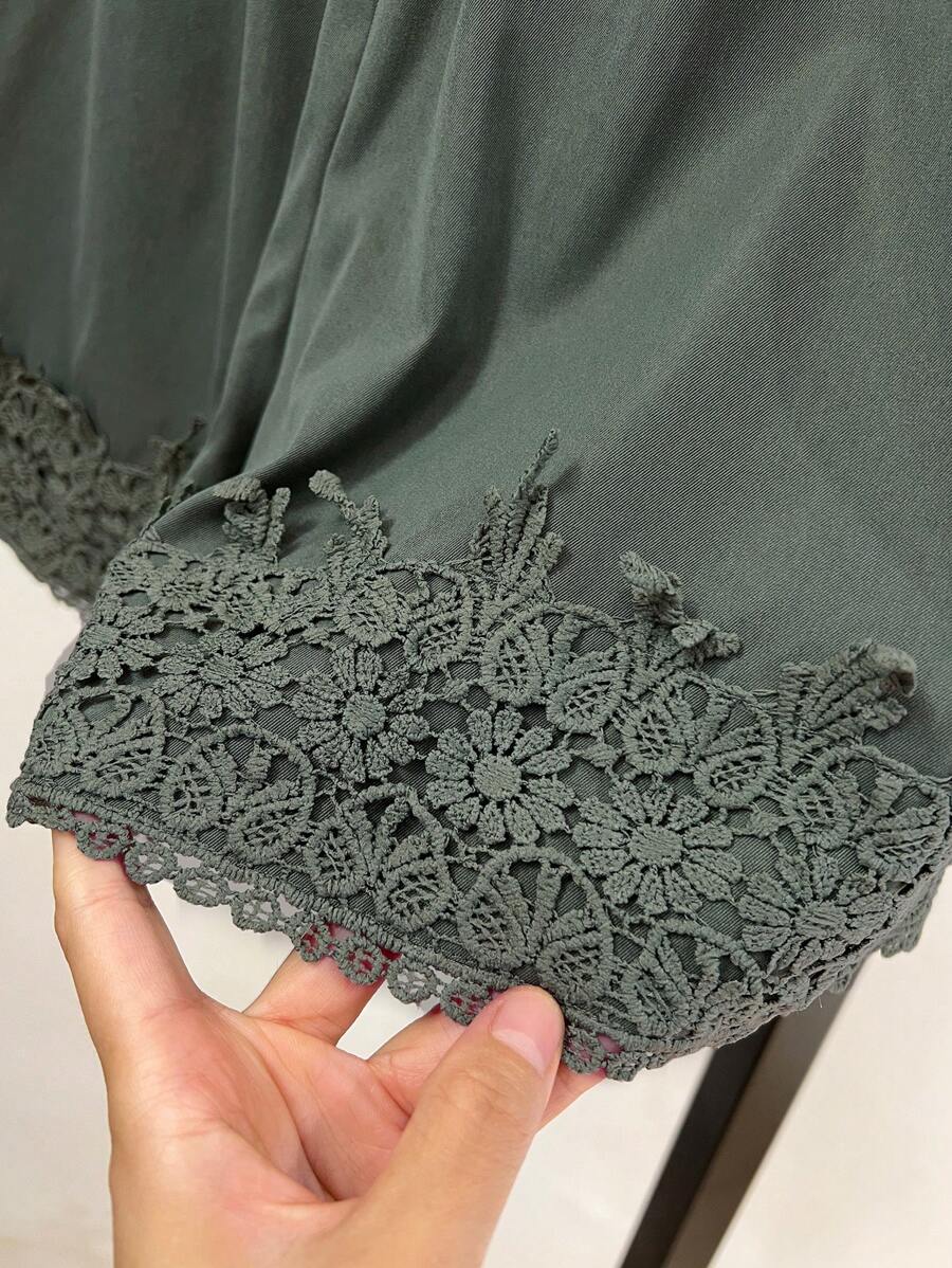 SHEIN LUNE Plus Size Floral Hem Patchwork Loose Casual Shorts For Outing, Party, Vacation - Army Green - View 1