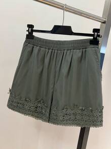 SHEIN LUNE Plus Size Floral Hem Patchwork Loose Casual Shorts For Outing, Party, Vacation - Army Green - View 5