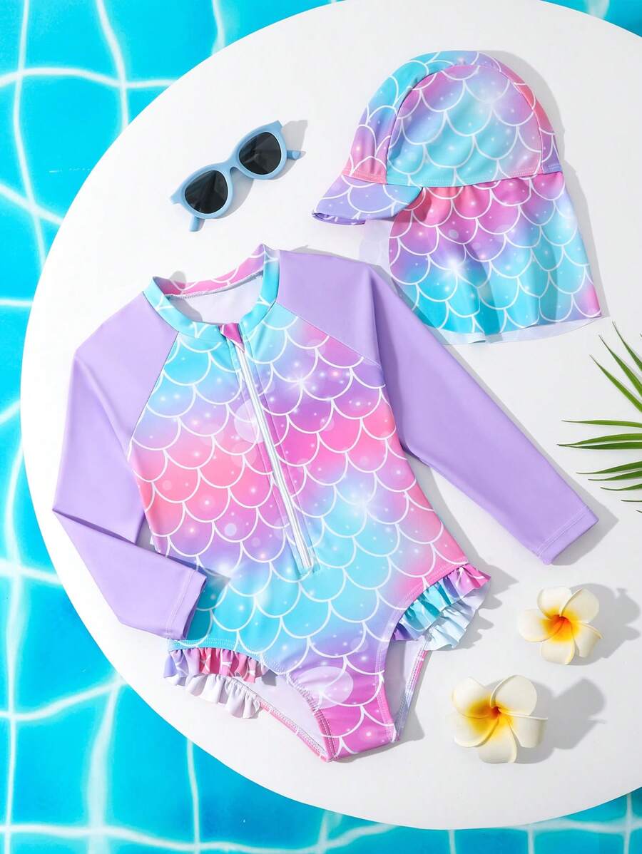 带有定向印花、荷叶边和无锁边的少女泳衣，连体泳衣，含泳帽 - 彩色 - 查看 1