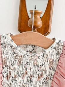Cozy Pixies Babymeisjesjurk met ditsy bloemenpatchwork, geplooide kraag, lange mouwen en getailleerde taille