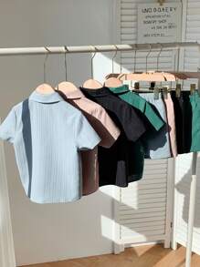 SHEIN 8 件装年轻男孩休闲优雅运动校园街头装可爱度假拼色 Polo 衫和短裤套装，适合春夏季休闲、派对、旅行、聚会 - 彩色 - 查看 2
