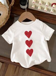 SHEIN زي العائلة المتناسق مع رسمة القلب، مناسب للحفلات والمناسبات اليومية ، تي شيرت صيفي بأكمام قصيرة مطبوع بنمط رقيق مناسب للفتيات الصغيرات