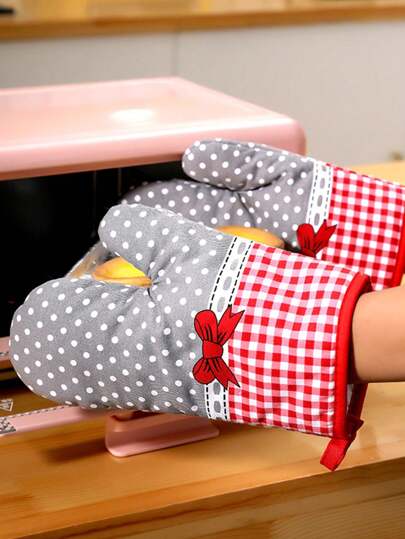 SHEIN 1pc Kitchen Cute Prints Oven Mitts,Baking Gloves,Heat Resistant Glove, Country Style Thick Checked Microwave Oven Glove, Oven Mitts And Potholders, Home Decor,Valentine's Day Decorations