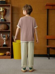 SHEIN 2 件套青少年男孩学院风字母和“Love Yourself”图案印花圆领 T 恤和休闲裤 - 卡其色 - 查看 4